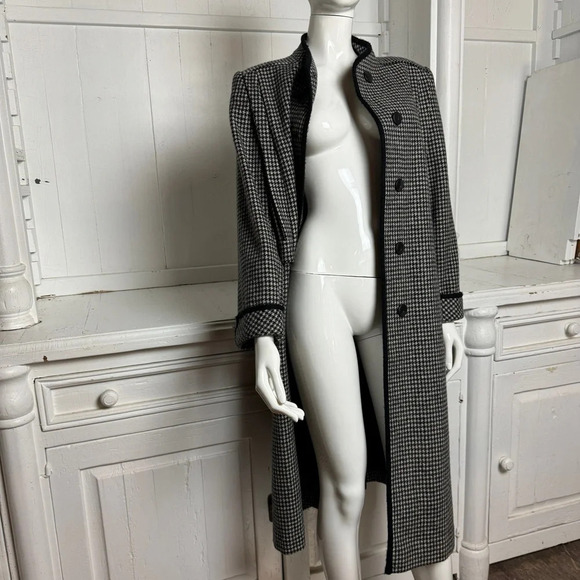 vintage: 60s 70s Houndstooth Black & White Wool Coat w Black Trimmed Edge - Picture 13 of 13